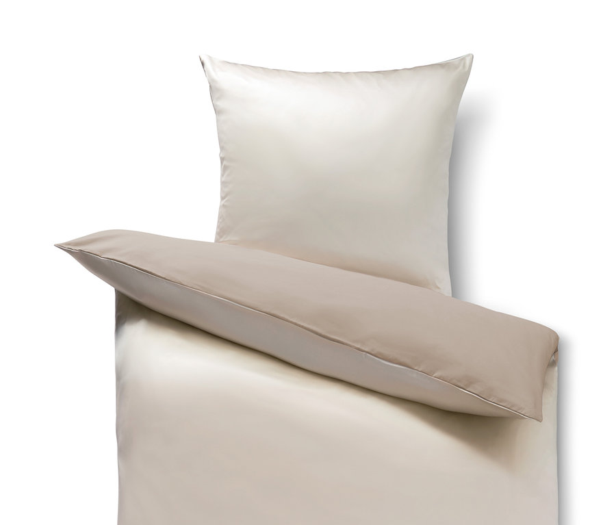 Beżowa pościel z jedwabiu i bawełny w standardowym rozmiarze z poduszką.