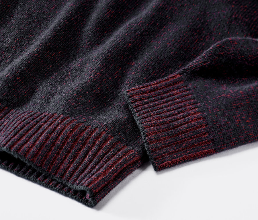 Szczegół ciemnoniebiesko-czerwonego swetra z wełną.