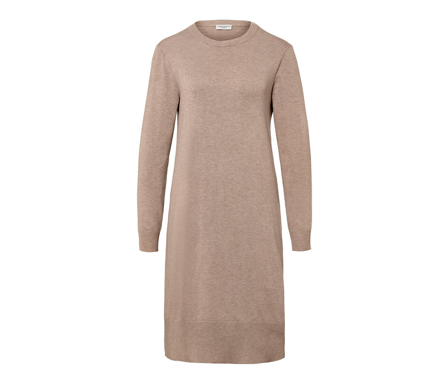 Beżowa sukienka z cienkiej dzianiny z długimi rękawami.
