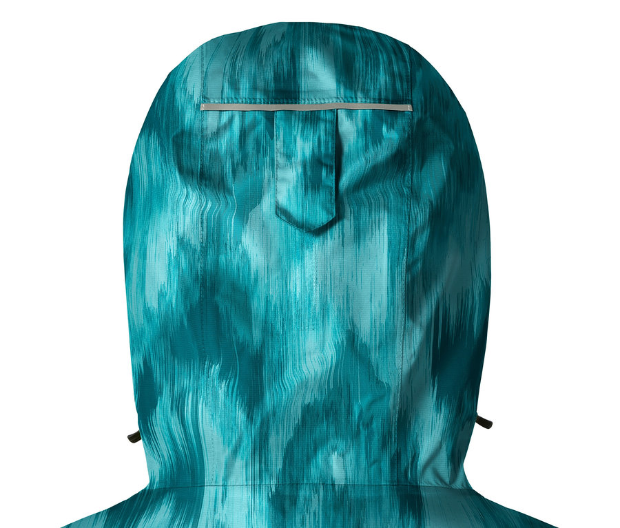 Zbliżenie na kaptur kurtki przeciwdeszczowej z nadrukiem.