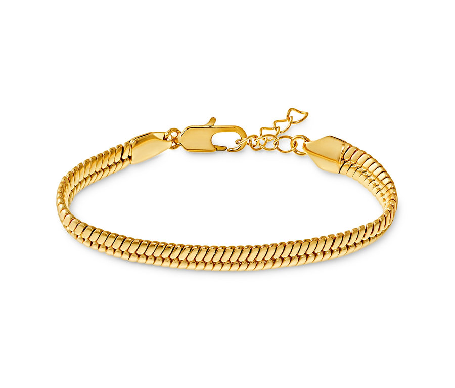 Złota bransoletka Płaski wąż leży na białym tle.