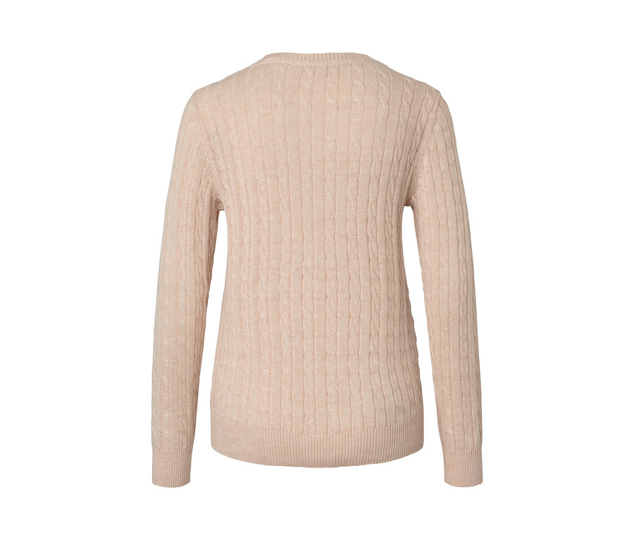 Zbliżenie na kremowy sweter z warkoczowym wzorem.