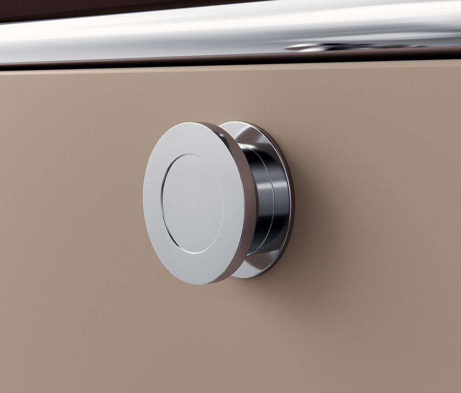 Szczegół szarobrązowej metalowej komody „CN3” z drewnianym blatem i srebrnym, okrągłym uchwytem.