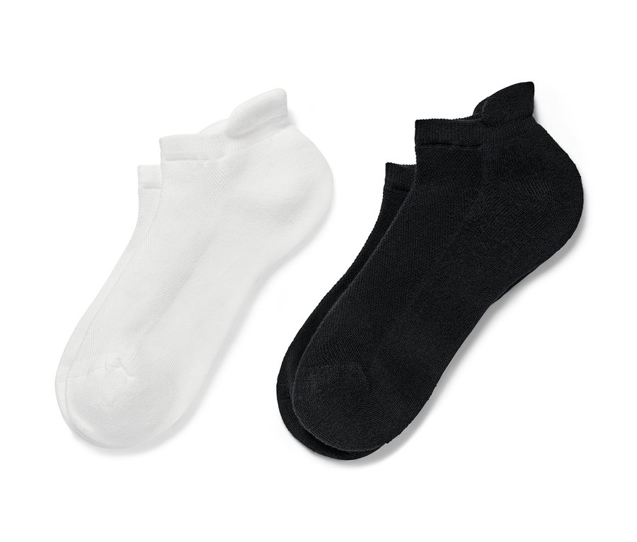 Dwie pary sportowych skarpet do sneakersów, jedna para czarna, druga biała.