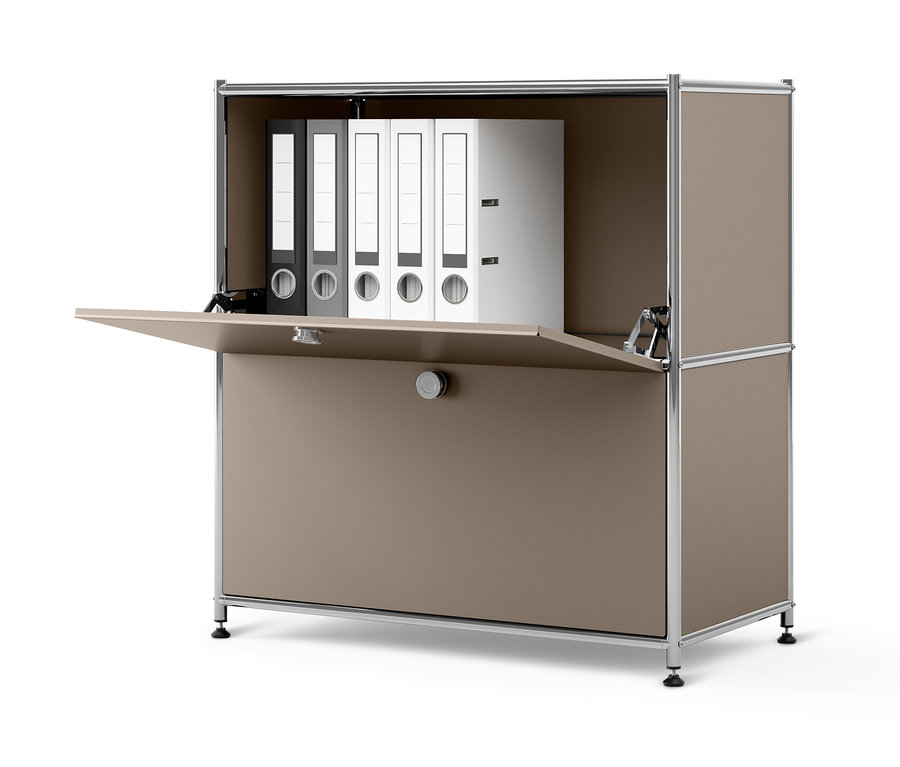 Otwarta, niska metalowa szafka typu sideboard »CN3« z klapami i segregatorami w środku.