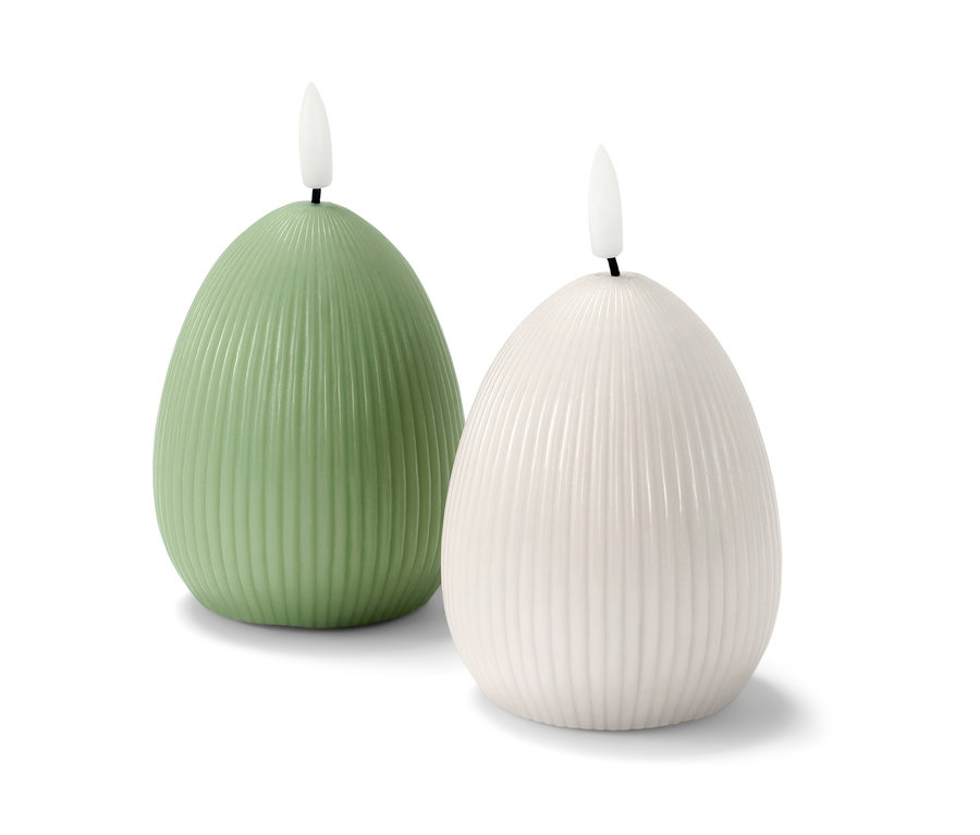 Dwie świece LED z prawdziwego wosku, jedna zielona i jedna biała, stoją obok siebie na białym tle.