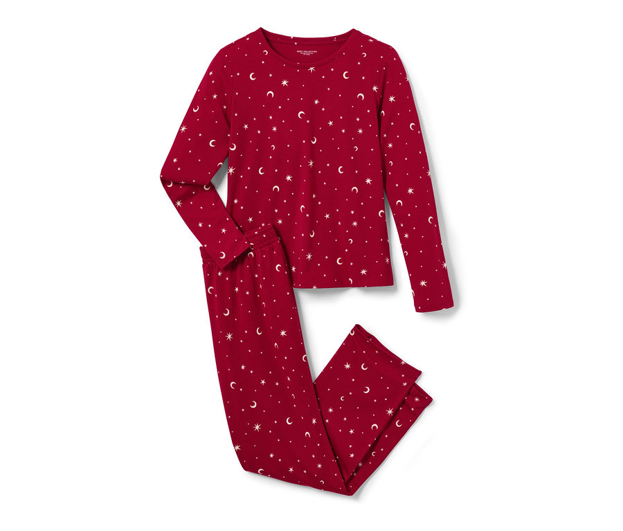 Czerwona piżama we wzór gwiazd i księżyców.