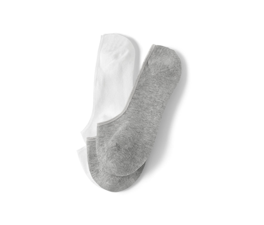 Dwie pary skarpet stopek: jedna para biała, druga szara.