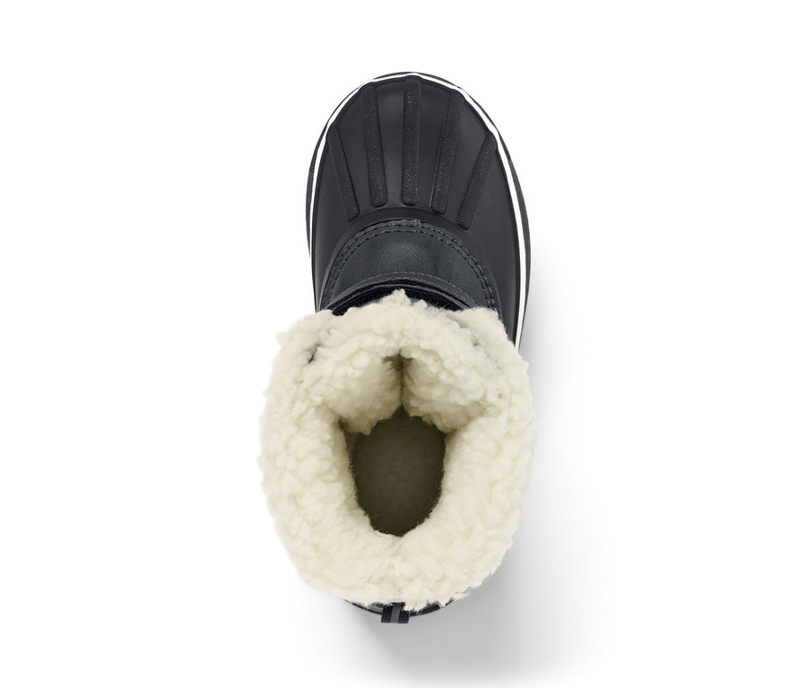 Zbliżenie z góry na czarny but dziecięcy na każdą pogodę z białą futrzaną wyściółką.