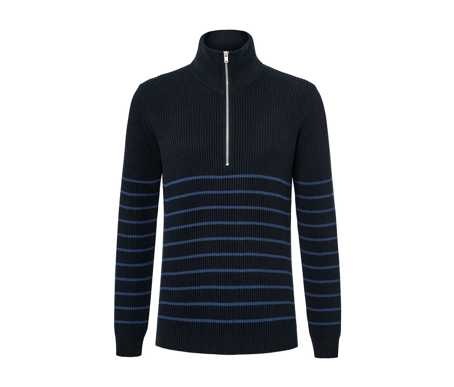 Zbliżenie na granatowy sweter z kołnierzem typu troyer w niebieskie paski, zapinany na zamek.
