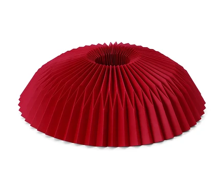 Czerwona, papierowa serweta pod choinkę.
