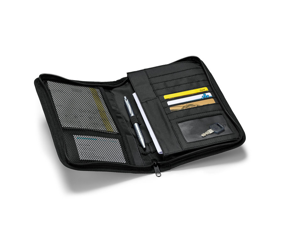 Otwarty, czarny organizer do schowka na rękawiczki z kartami, długopisem, papierem i kluczem.