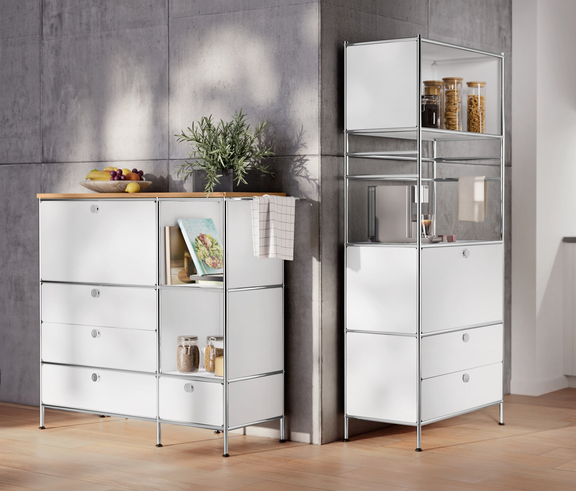 W pokoju stoi komoda metalowa „CN3” z drewnianym blatem, 1 klapą i 4 szufladami, biała oraz metalowy regał „CN3” z 1 klapą i 2 szufladami.