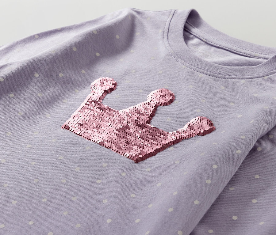 Fioletowa koszulka z długim rękawem z motywem korony i białymi kropkami.