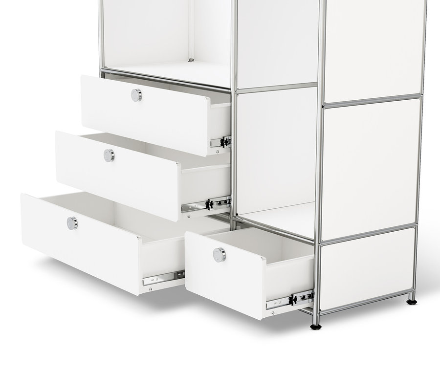 Szczegół białej metalowej komody „CN3” z 2 drążkami na ubrania i 4 szufladami, niektóre szuflady są otwarte.