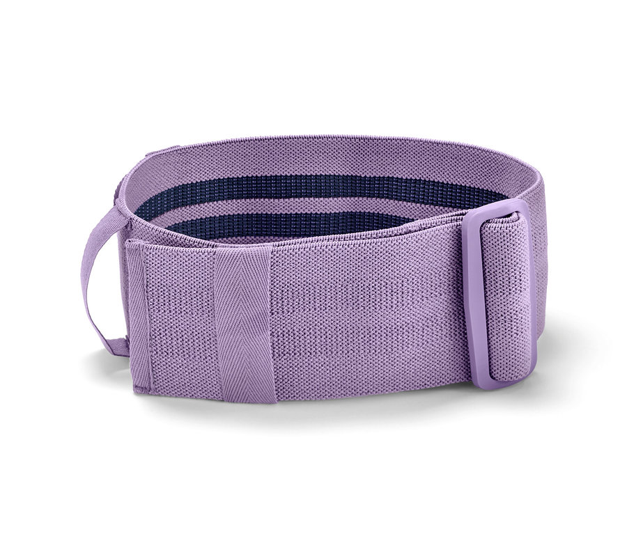 Fioletowa, regulowana taśma do ćwiczeń leży na białym tle.