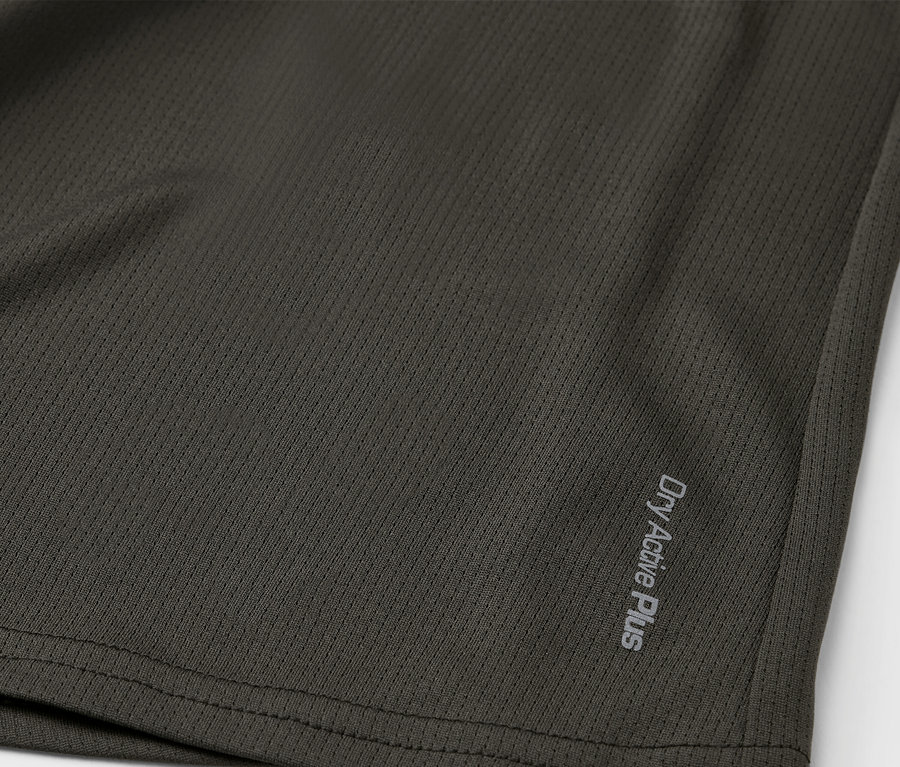 Zbliżenie na szary materiał sportowy z napisem "Dry Active Plus".