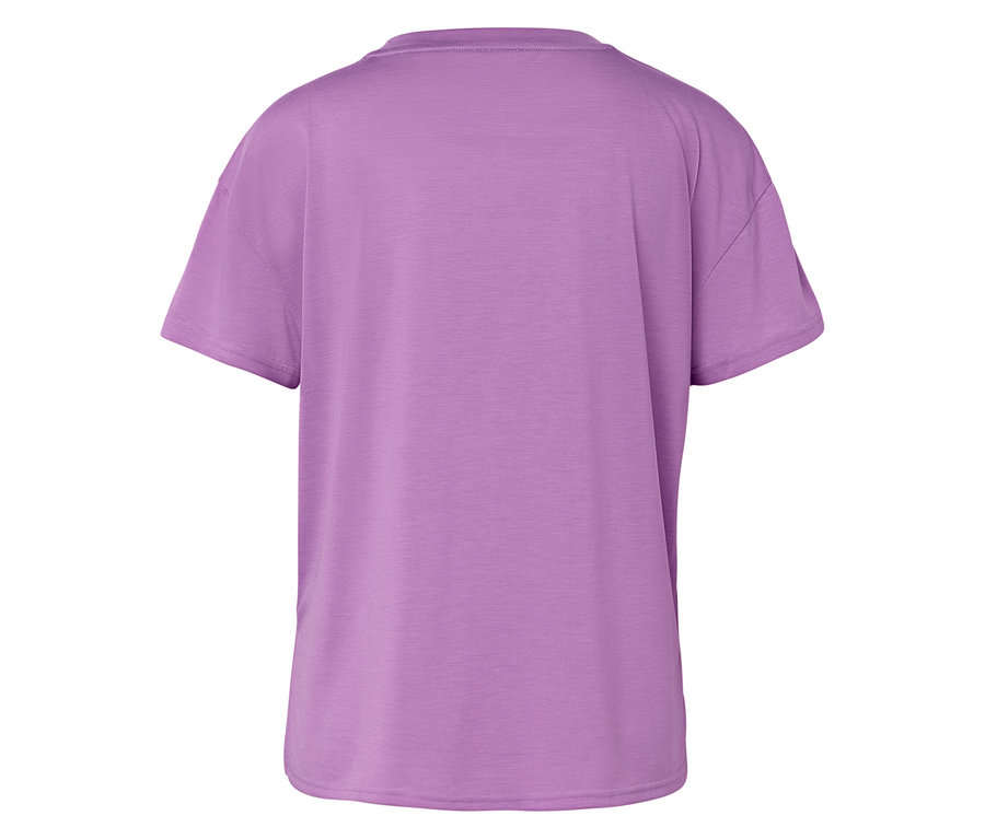 Szczegół fioletowej koszulki.