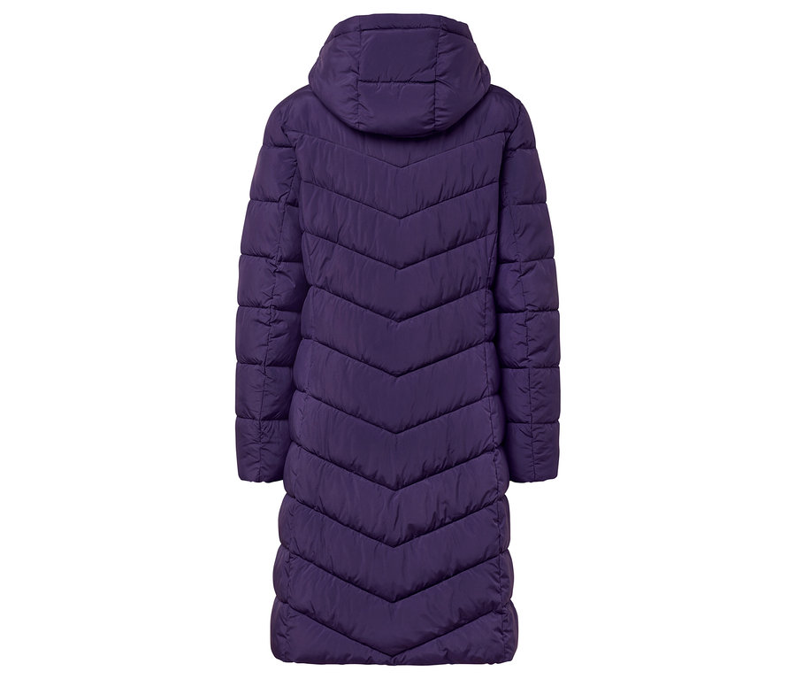 Widok z tyłu długiej, fioletowej kurtki puchowej z kapturem.