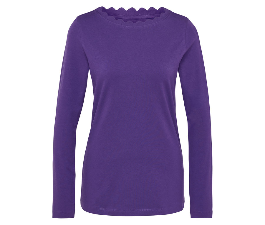 Fioletowa koszulka z długim rękawem i ozdobnym obszyciem wokół szyi.