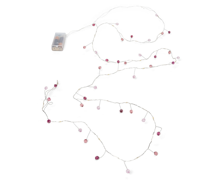 Łańcuch światełek z małymi różowymi koralikami i zasilaniem na baterie na białym tle.