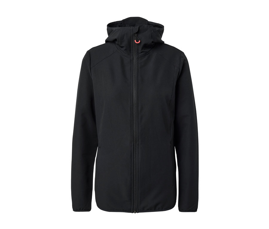 Czarna kurtka softshellowa zapinana na zamek z kapturem.