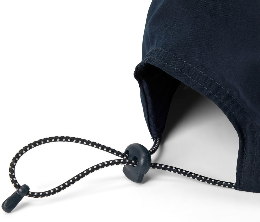 Zbliżenie na granatową czapkę z daszkiem ze sznurkiem.