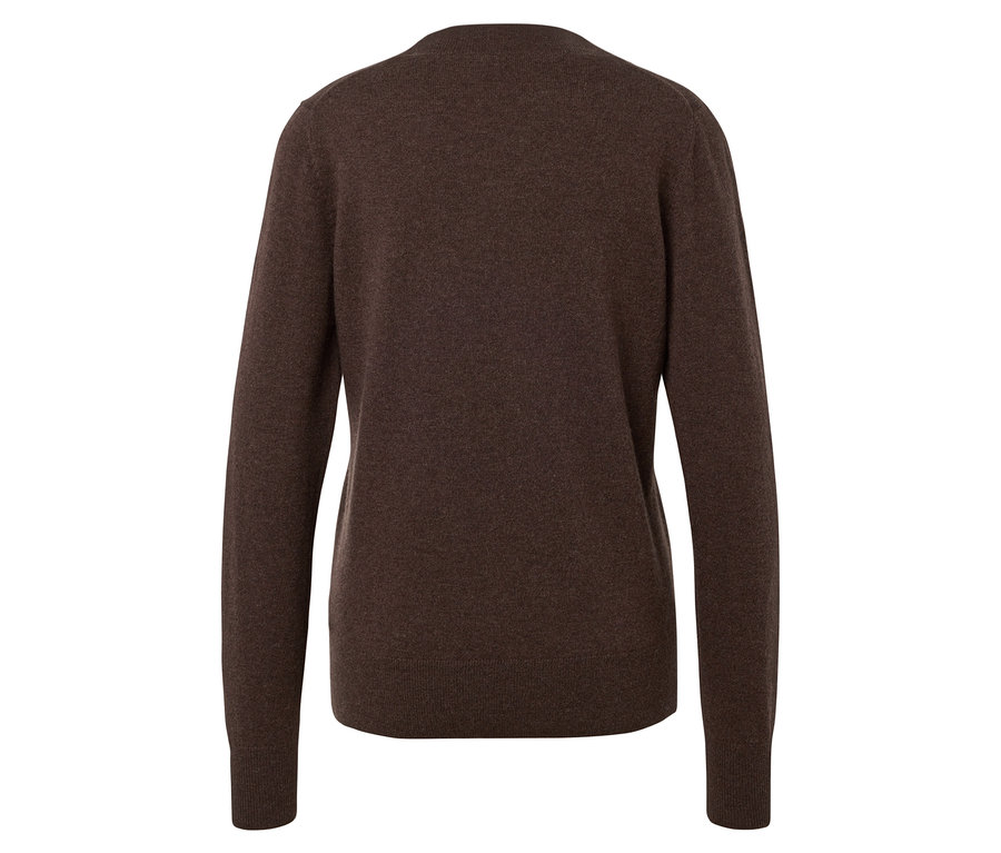 Widok z tyłu na brązowy sweter.