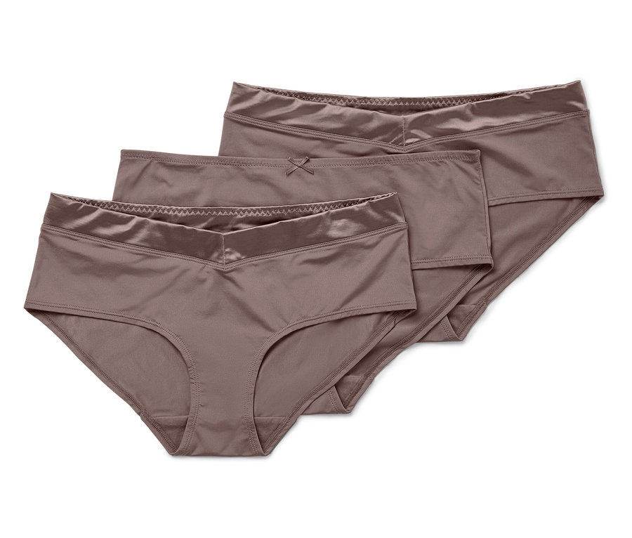 Trzy pary majtek ułożone warstwowo.