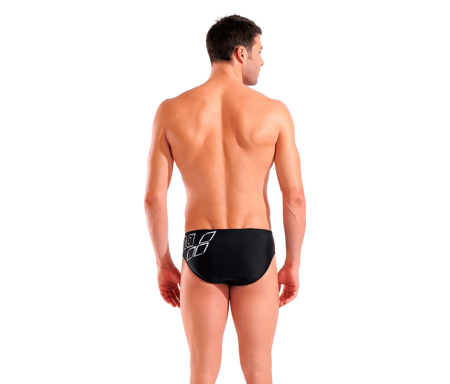 Mężczyzna tyłem do kamery ma na sobie czarne kąpielówki arena Scratchy.