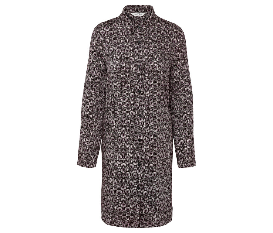 Czarno-różowa kwiecista sukienka koszulowa z długim rękawem.