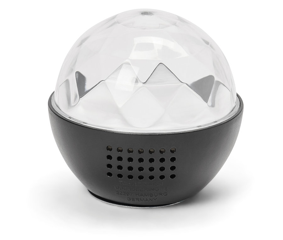 Zbliżenie na czarno-białą kulę dyskotekową.