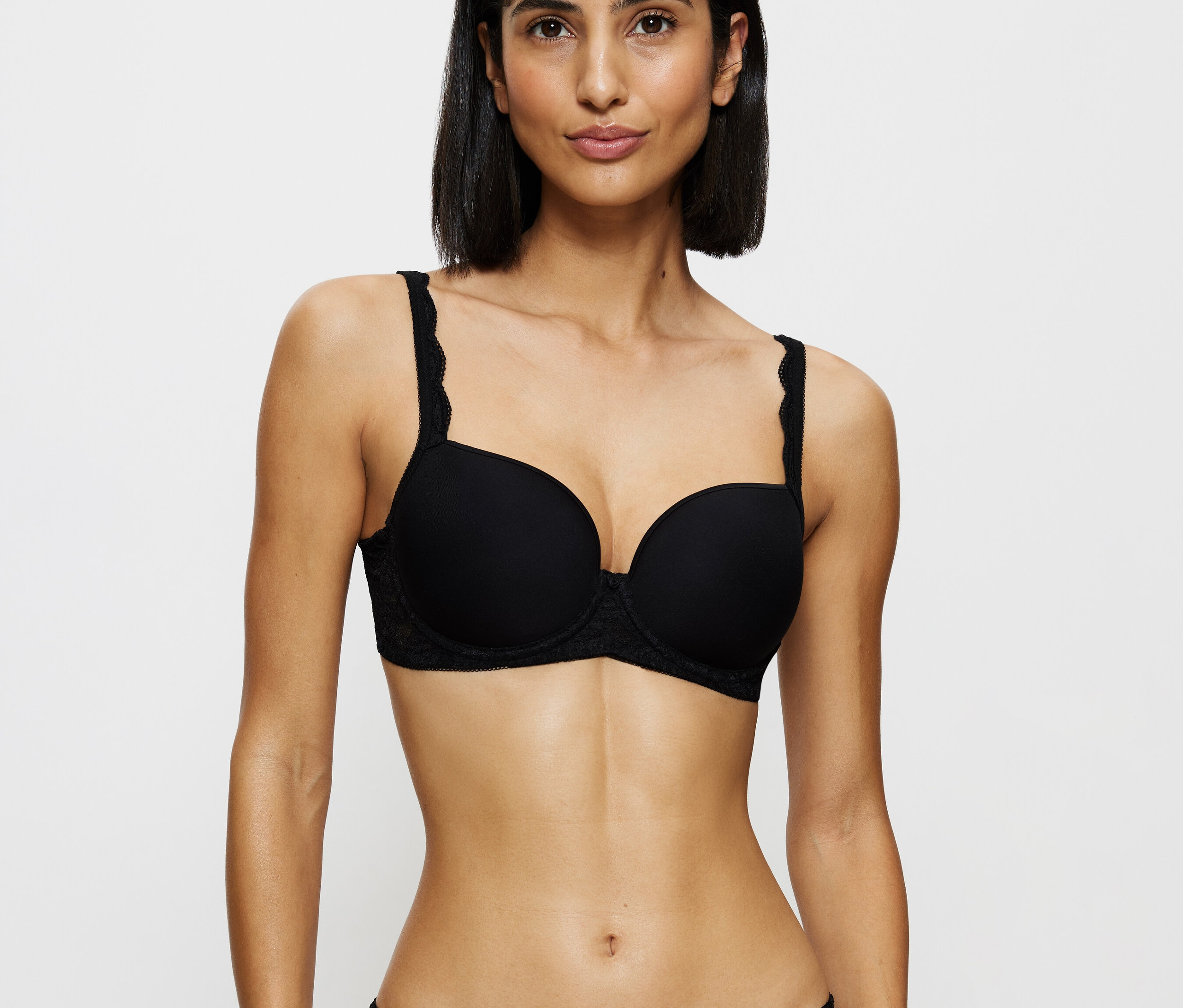 Kobieta ma na sobie czarny koronkowy biustonosz i majtki.