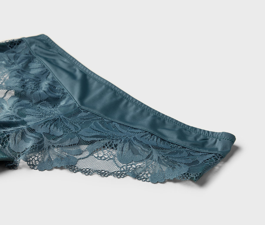 Zdjęcie z bliska niebieskich majtek z koronką.