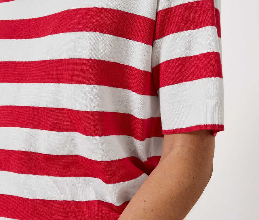 Czerwono-biała bluzka w paski na osobie.