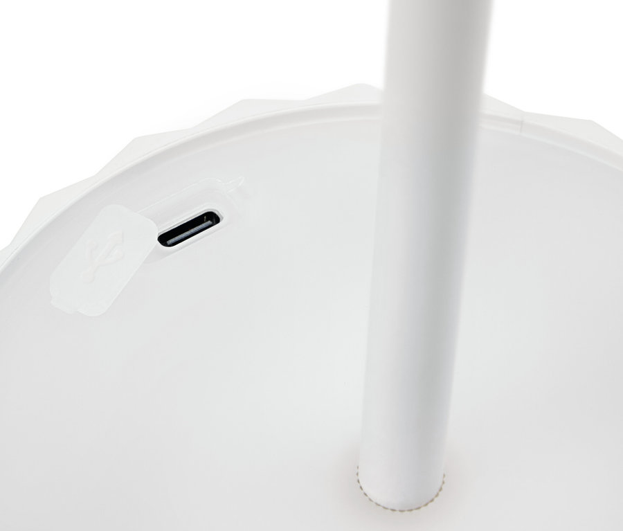 Biała podstawa lampy z portem ładowania USB-C i białym prętem.