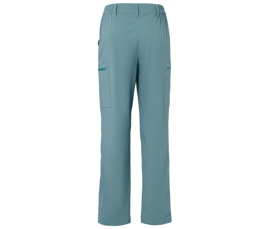 Jasnoniebieskie spodnie z kieszeniami.