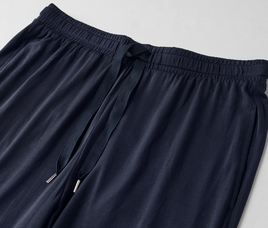 Zbliżenie granatowych spodni dresowych ze sznurkiem.