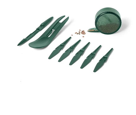 Zielony zestaw narzędzi ogrodniczych składający się z narzędzi do sadzenia i pojemnika z nasionami na białym tle.