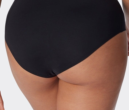 Zbliżenie z tyłu kobiety ubranej w czarną bieliznę.