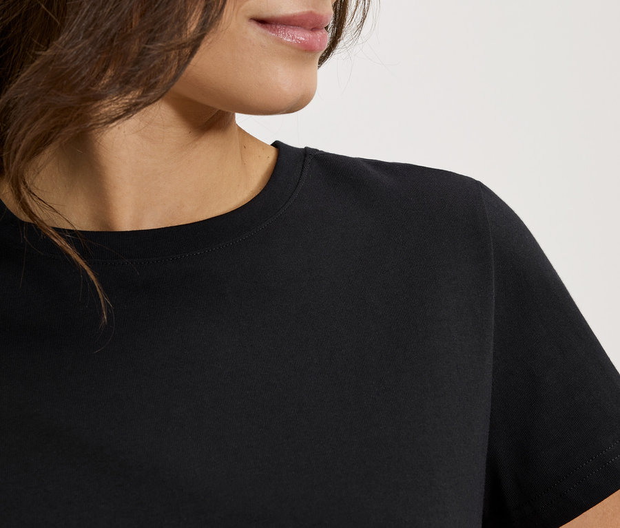 Zbliżenie kobiety w czarnym T-shircie.