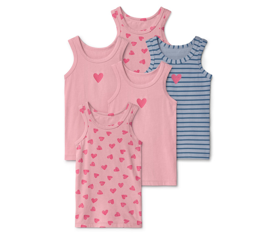 Cztery bezrękawnikowe topy leżą na sobie, trzy z nich są różowe z pojedynczym lub wieloma różowymi sercami, a jeden jest niebieski w paski z pojedynczym różowym sercem.