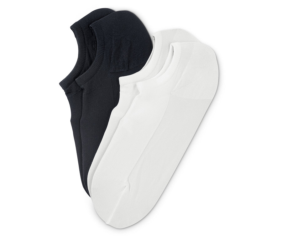 Zbliżenie dwóch par skarpetek typu stopki, jedne granatowe, drugie białe, na białym tle.