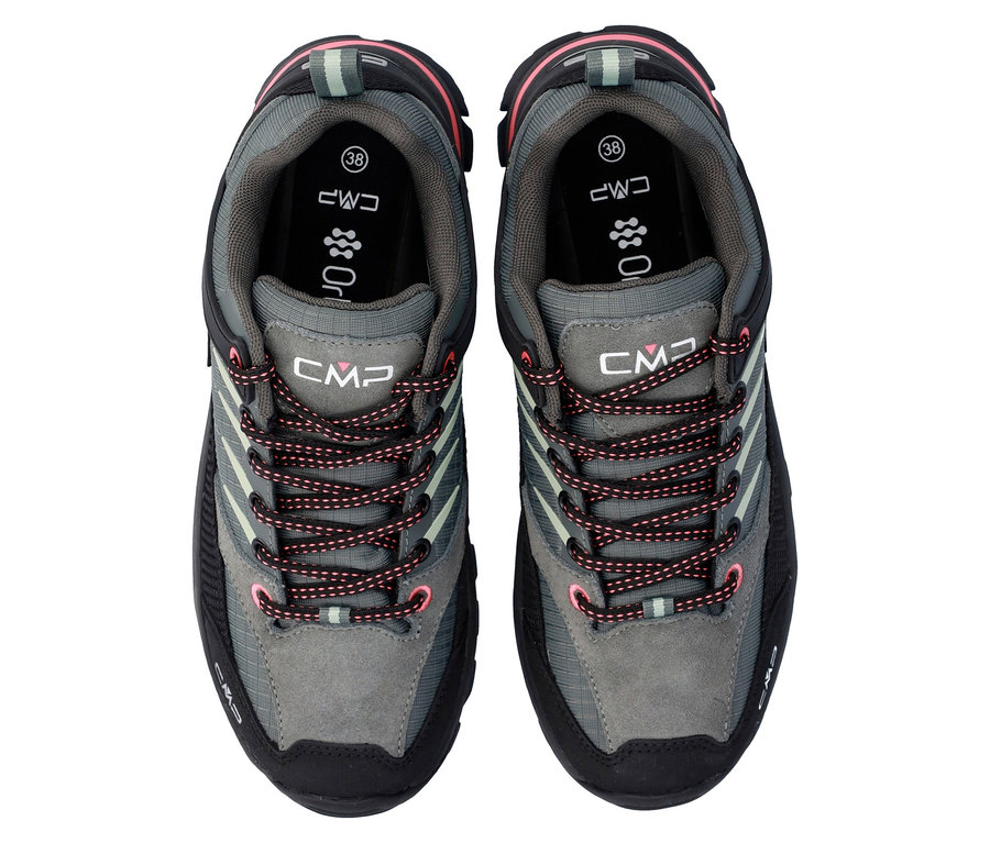 Widok z góry na parę szarych butów trekkingowych CMP ze sznurowadłami w kolorze czarno-czerwonym.