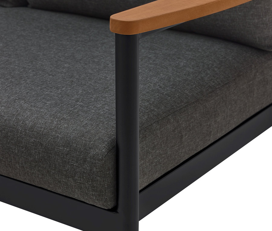 Szczegółowe ujęcie szarej sofy z czarnymi metalowymi nogami i podłokietnikami z jasnego drewna.