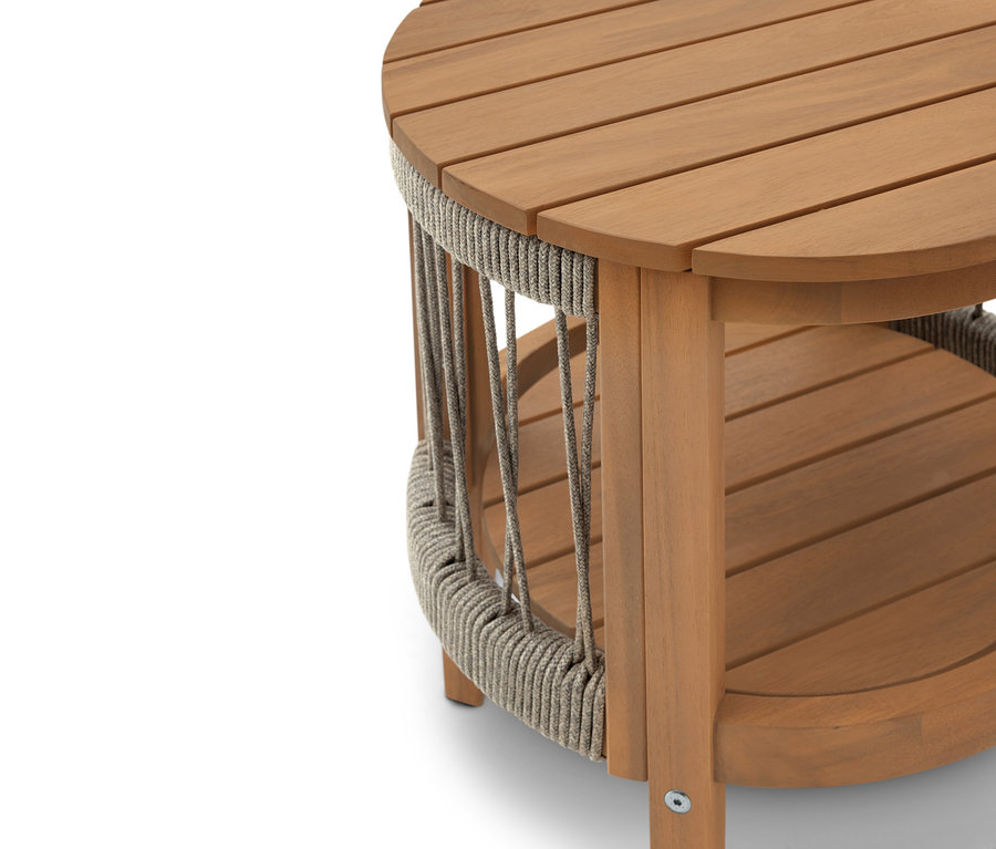 Zbliżenie okrągłego drewnianego stolika bocznego z półką i detalami z liny.