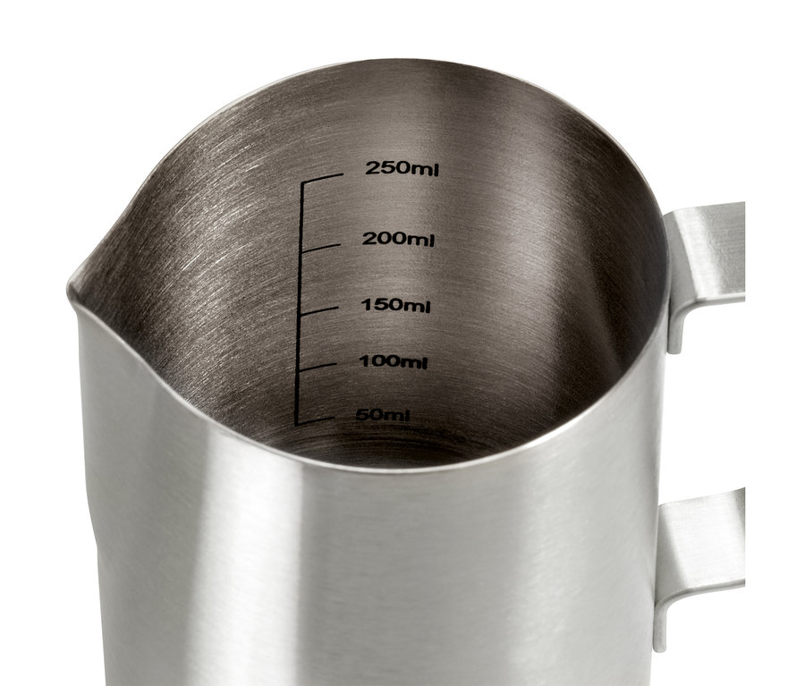 Szczegółowy widok dzbanka na mleko ze stali nierdzewnej o pojemności 300 ml ze skalą pomiarową.