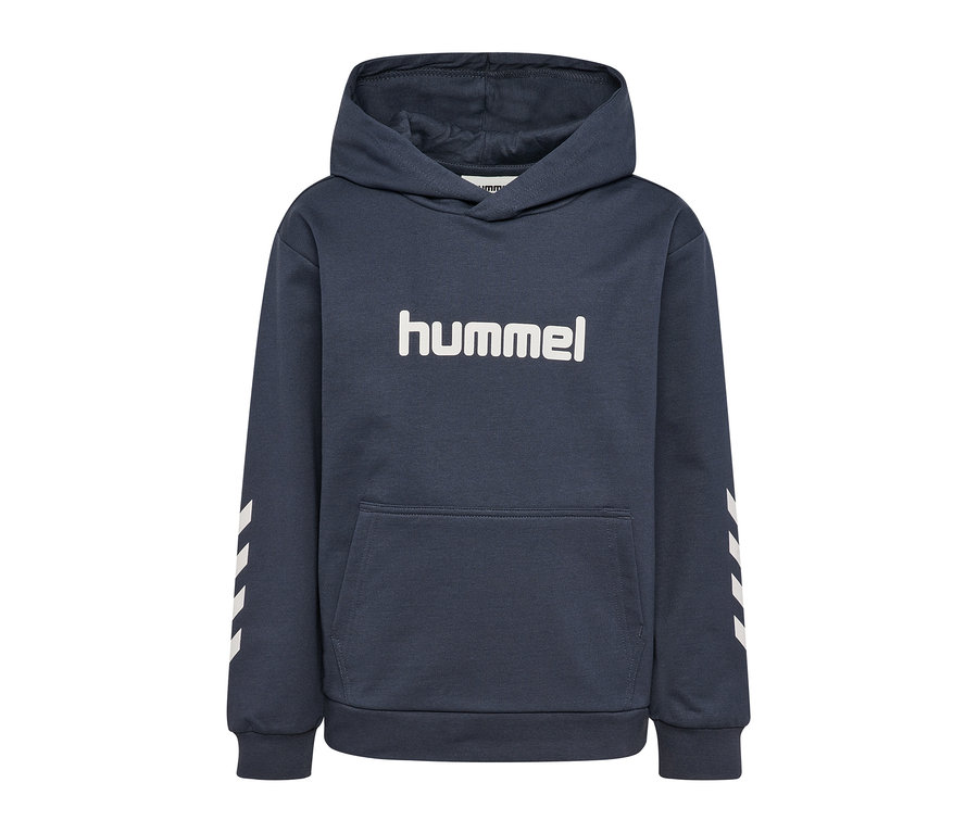 Granatowa bluza hummel® „HMLJR Logo Hoodie” z białym logo hummel na piersi, kieszenią kangurką i białymi paskami w kształcie szewronów na rękawach.