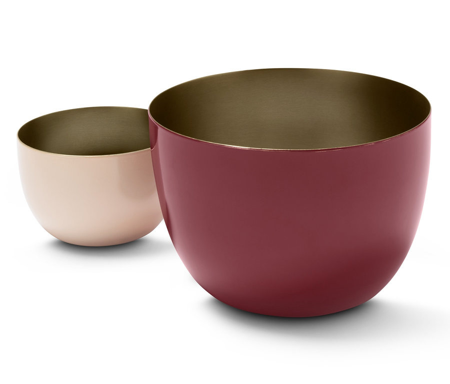 Dwa świeczniki tealight: jeden różowy, drugi bordowy.