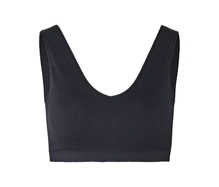 Czarny, prążkowany biustonosz z dekoltem w serek i szerokimi ramiączkami.